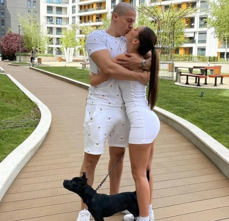 Kao razlog prekida Baka Prase je naveo to što se on i Anja više nisu slagali i što nisu mogli naći zajednički jezik. &quot;Jednostavno je došlo do točke gdje se više nismo slagali najbolje i naša veza je naletjela na zid&quot;, napisao je na jednom od storyja. 