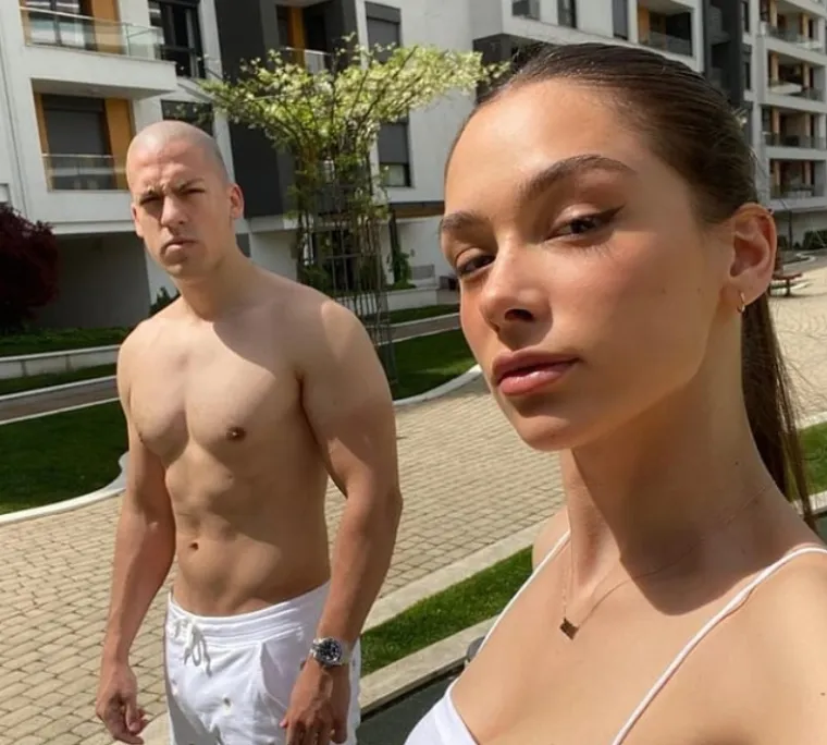 Bogdan je svojedobno priznao kako nikoga nije volio kao Anju te mu je ona, kako kaže, promijenila pogled na ljubav. Nakon tragedije koja se dogodila s influencericom Kristinom Đukić, Youtuber je sa svojom djevojkom odlučio otići u Nizozemsku zbog konstantnih prijetnji koje je dobivao. Podsjetimo, Ilića su brojni komentatori nakon Kristinine smrti počeli napadati zbog njihove javne svađe od prije dvije godine. &quot;Sada svi pišu da sam ja ubojica, da sam odgovoran za smrt djeteta, jer sam je prozivao i jer smo bili u drami. Svi su odmah uprli prstom u mene. Bili smo posvađani, ali je to bilo prije dvije godine. Naravno da joj je bilo loše i da su je mrzili kada sam je ja prozivao, ali to se sve završilo. Ona je prešla preko toga i zaboravila na sve te je nastavila snimati videa. Želim da ljudi znaju da smo se mi rastali kao prijatelji. Istina će izaći na vidjelo, kao i pravi razlog njezine smrti. Ja neću biti taj koji će to reći jer to nije moja stvar, to je odluka njezine obitelji. Ova laž ozbiljno može utjecati na čovjeka. Mislite li vi da meni nije krivo zbog svega, da se ne osjećam djelomično odgovornim za to, da nisam pomislio to, no, hvala Bogu, njezini prijatelji su me nazvali i rekli mi da nisam&quot;, napisao je u obraćanju. 