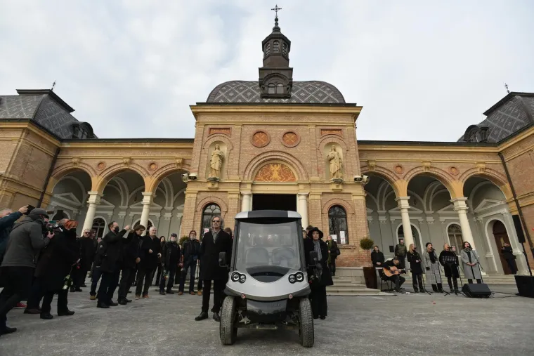 Posljednji ispraćaj glazbene legende Akija Rahimovskog na zagrebačkom Mirogoju