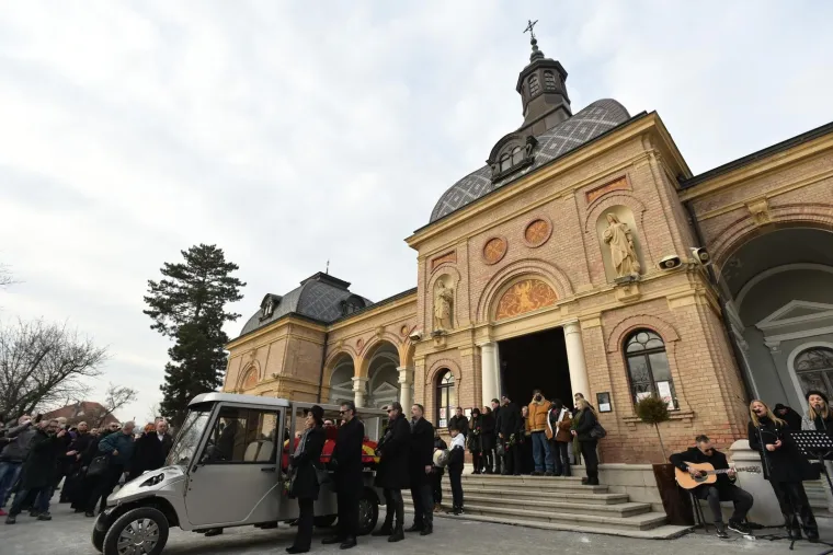 Posljednji ispraćaj glazbene legende Akija Rahimovskog na zagrebačkom Mirogoju