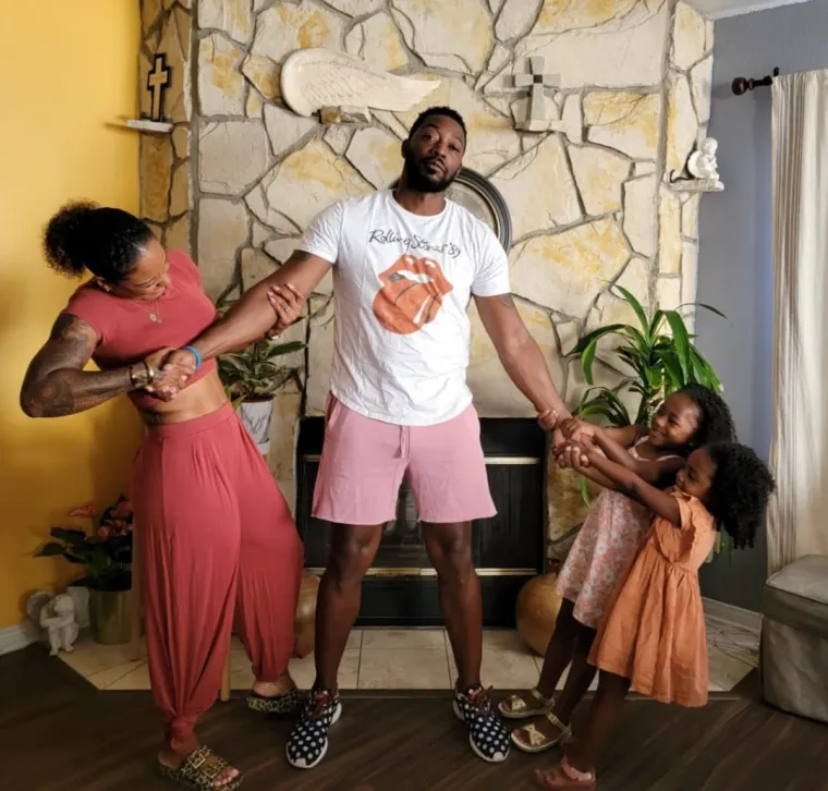 Ovaj odani tata se ne dvoumi s temama o kojima se rijetko raspravlja i koje su više orijentirane na žene, kao što je raspravljanje o dojenju, dajući svojih 5 najboljih savjeta za očeve dok njihova partnerica doji, uključujući noćno hranjenje, trajanje procesa i najbolji način da se podrži njihova partnerica tijekom ove faze.