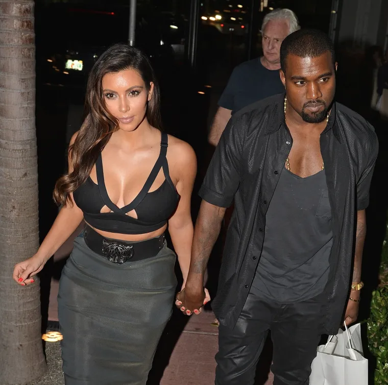 Iako su se od tada razišli, Kanye West je ljestvicu postavio visoko kada je u pitanju darivanje. 2019. Kim je bila toliko očarana poklonom da je sve objavila na Twitteru, na videu se moglo vidjeti kako svjetski saksofonist Kenny G svira dok stoji usred sobe ispunjene bijelim, ružičastim i crvenim ružama postavljenim u pojedinačne vaze, ali to nije sve... 