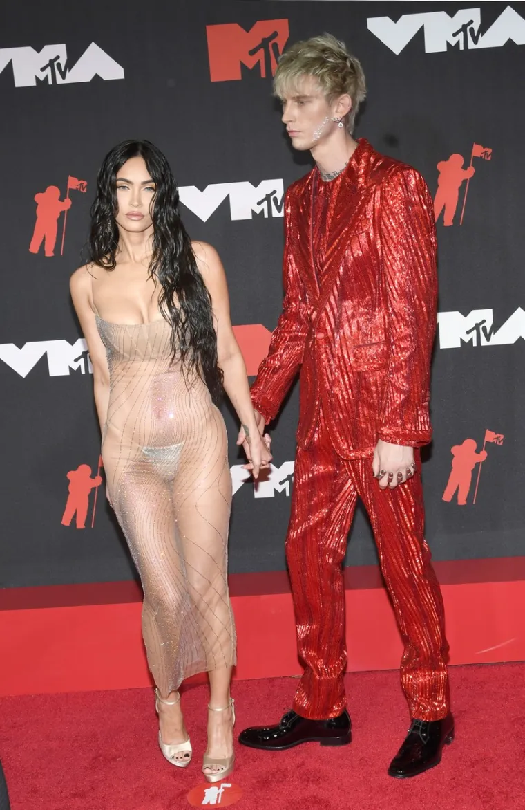 Ni sa čim se bolje ne iskazuje ljubav na dan Valentinova nego time da nosiš krv svoje djevojke oko vrata, kazao je Machine Gun Kelly na Instagramu 2021. Pjevač je kapljice krvi Megan Fox stavio u privjesak koji otad ne skida.