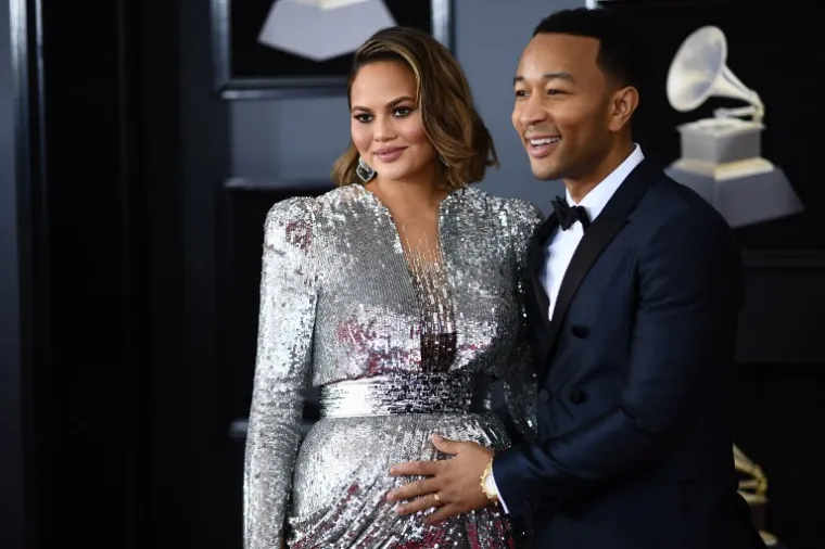 Iznenaditi voljene osobe tajanstvenim putovanjima definitivno je stvar u svijetu slavnih. Slavni pjevač John Legend svoju je suprugu Chrissy Teigen iznenadio romantičnim putovanjem za Valentinovo, a uz to je dobila veliko čokoladno srce i ukusnu večeru uz svijeće...