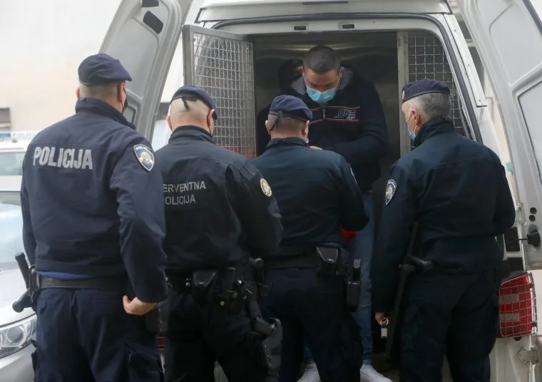 Privedena braća Amić zbog prijetnji smrću načelniku Udbine: Njihovi konji izazivali prometne nesreće