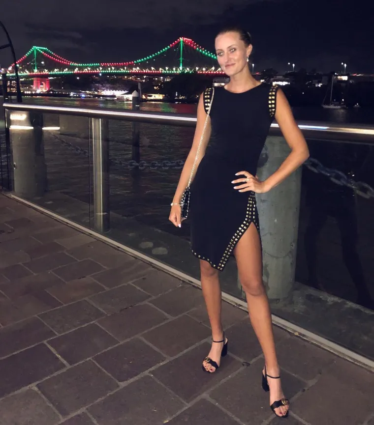 Ova zgodna sportašica tenisom se bavi profesionalno od svoje 16. godine, visoka je 184 centimetra i rado na Instagramu pokazuje svoje duge vitke noge u seksi haljinama...