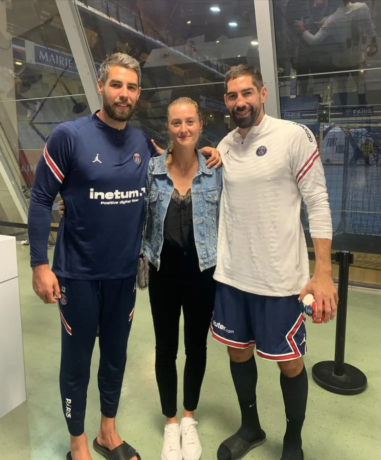 Kristina Mladenovic i Nikola Karabatić dijele zanimljivu obiteljsko-sportsku vezu. Ovaj dvojac upoznao se kada je tenisačica imala 9, a rukometaš 18 godina. Naime, njihovi očevi bili su rukometni kolege, obojica su bili golmani u istom klubu u bivšoj Jugoslaviji. 

Kada se obitelj Karabatić preselila u Francusku, za njima su, nekoliko godina kasnije, stigli i Mladenovići. Tenisačica je u jednom intervjuu ispričala da im je Karabatićev otac pomogao u Francuskoj, nakon čega su ona i Nikola postali jako vezani... 