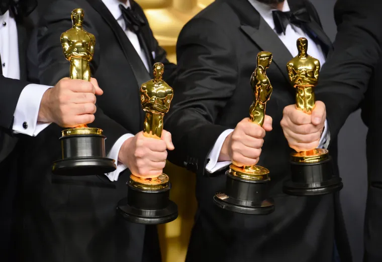 Sva tri filma su zaradila nominacije udruženja redatelja, producenata i scenarista, što ih čini izglednim kandidatima i za najprestižniju nagradu - Oscar. Svečana dodjela &quot;zlatnih kipića&quot; će ove godine biti u vrlo kasnom terminu, nakon što je odgođena za 27. ožujka, a Akademija filmskih umjetnosti i znanosti će nominacije obznaniti 8. veljače.