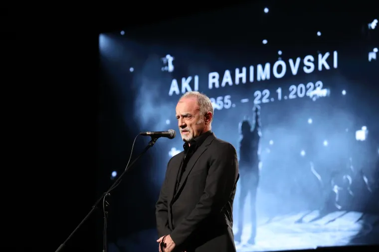 &quot;Svi koji su slušali mjuzu uopće, znaju o kome se radi. To treba zaslužiti. 47 godina je trajala simbioza za koju trebaju posebne, natprosječne kvalitete. Ono na što trebamo biti ponosni je da smo bili njegovi suvremenjaci, da smo živjeli u vremenu i mogli osjetiti njegovu emociju s bine. Nikad se nije štedio, samo tri slova, a dovoljno&quot;, rekao je Nikša Bratoš, prenosi 24sata.