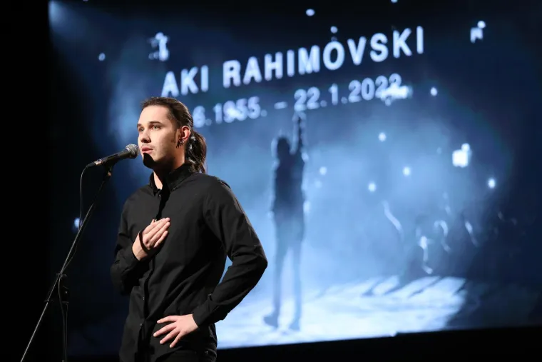 Na komemoraciji govor je održao i Dino Jelusić: &quot;On je širio pozitivu. Danas se nažalost opraštamo od velikog pjevača i velikog čovjeka, ispričao je naše životne priče i nadam se da će se barem u sljedećih 500 godina pojaviti netko od 75 kila koji će znati stvari prenijeti kao on&quot;, rekao je.