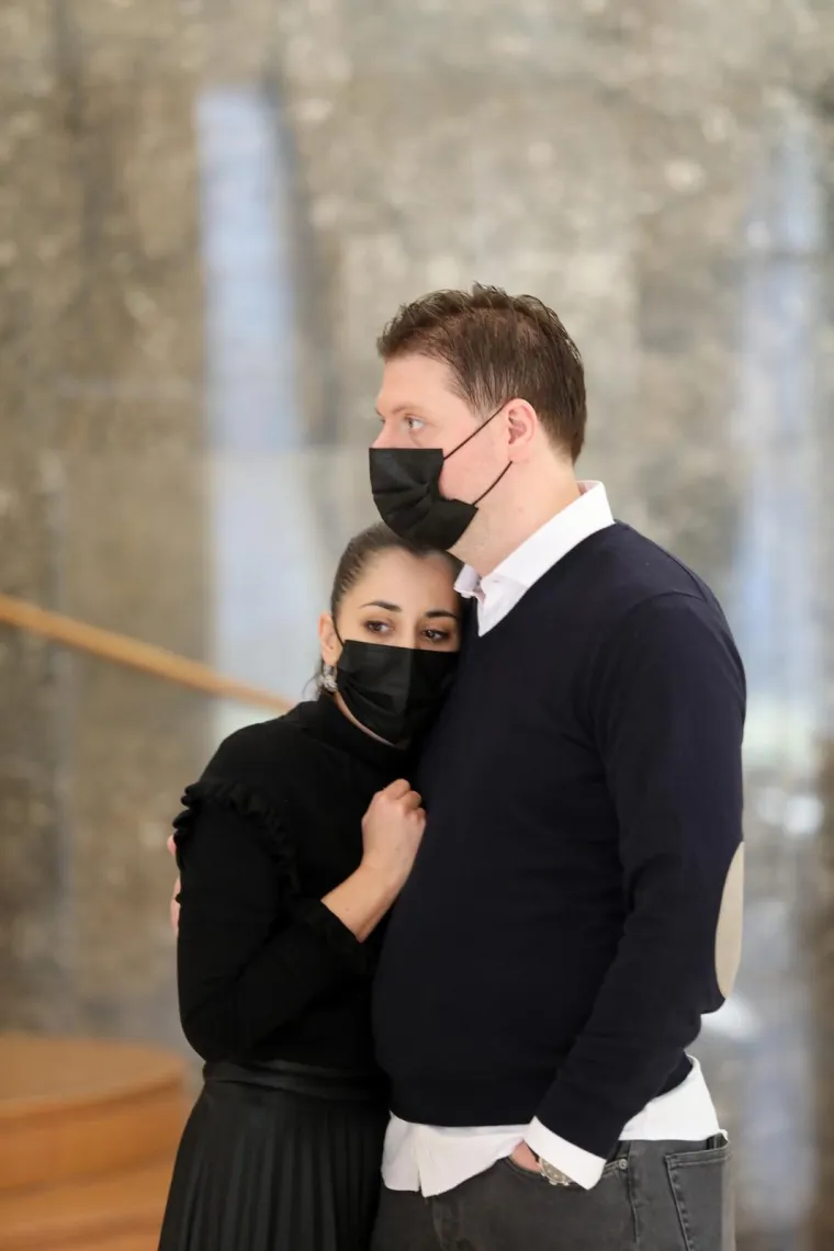 Starija kći Akija Rahimovskog, Edina Vukojević također je održala emotivan govor na komemoraciji: &quot;Tata, tako nam je malo trebalo. Jedan zagrljaj, tvoj pogled. Ostaje mi utjeha što si mi rekao to jutro prije nego što si zauvijek zaspao... Jednom prilikom si rekao da je lako biti visok, ali da je teško biti veliki čovjek. Tvoje srce se razboljelo, ali je do zadnjeg trena kucalo i bilo veliko za sve ljude dobre volje. Hvala ti tata što si me naučio da je čovjek malen pod zvijezdama. Ajde begaj, tako si mi govorio. Begaj, tata, jer im je dosadno gore bez tebe. Samo da znaš, samo ti tata, i nitko kao ti. Volim te tata&quot;, izjavila je neutješna Edina koja je bila u prisustvu svojeg supruga, piše Story.hr.