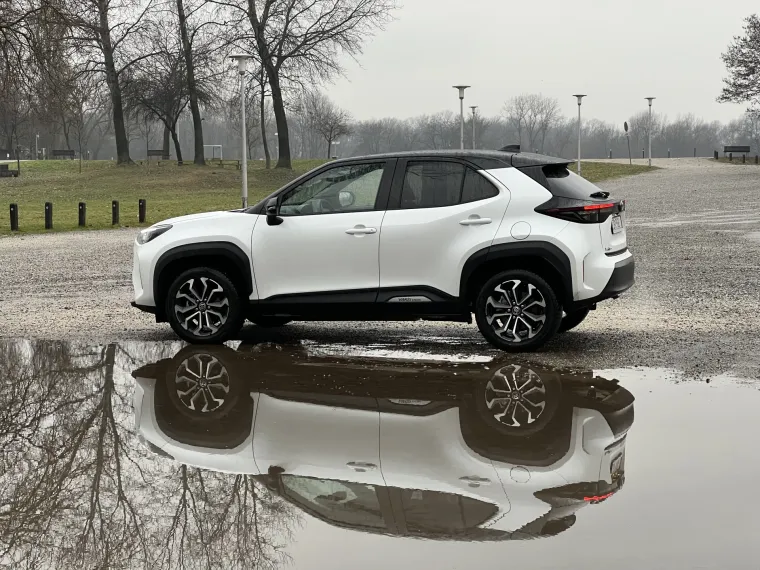 U usporedbi s Yarisom, Yaris Cross je 95 mm viši, (1.595 mm), 20 mm širi (1.765 mm) i 240 mm duži (4.180 mm) uz povećanje odignutosti od tla za 25 mm, što osigurava još bolji pregled u vožnji