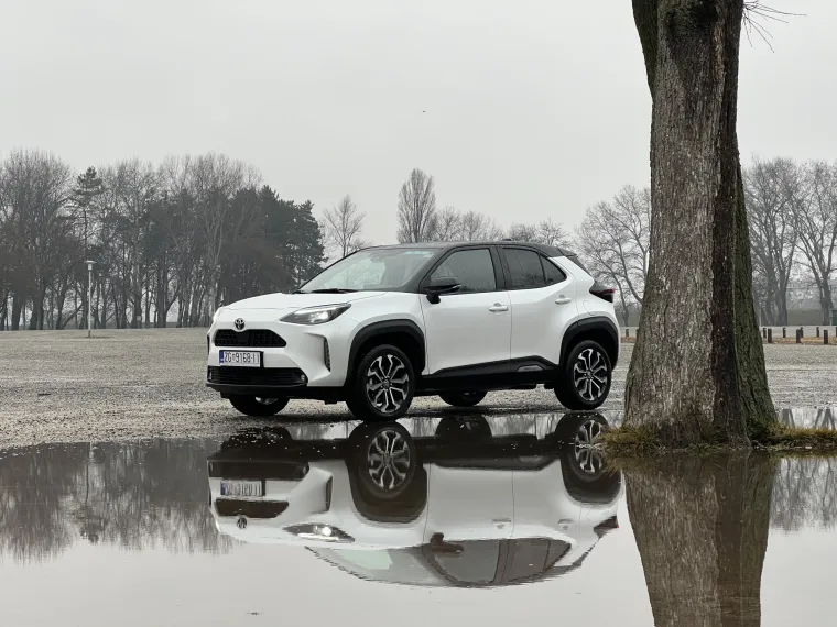 Testni model došao nam je s benzinskim motorom i ručnim mjenjačem sa šest brzina. Mjenjač ima opciju IMT, što znači da sam daje međugas prilikom ubacivanja u nižu brzinu. Zbog toga, svi mogu voziti poput pravih reli vozača.