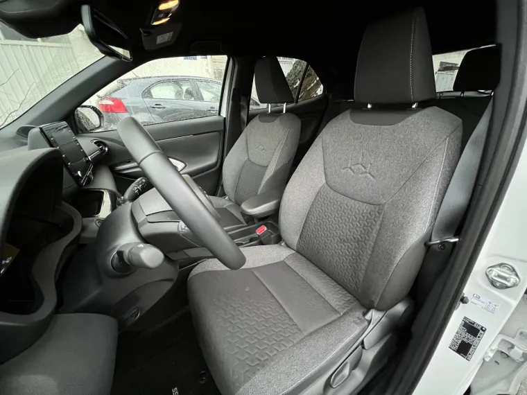 Viši položaj za vožnju pruža vozaču dobru preglednost koju i očekujete od SUV-a, a puno se lakše i ulazi u sam automobil. Sjedala su ugodna za sjediti, a zanimljiv je i njihov dizajn, na kojem se izmijenjuju razni uzorci 