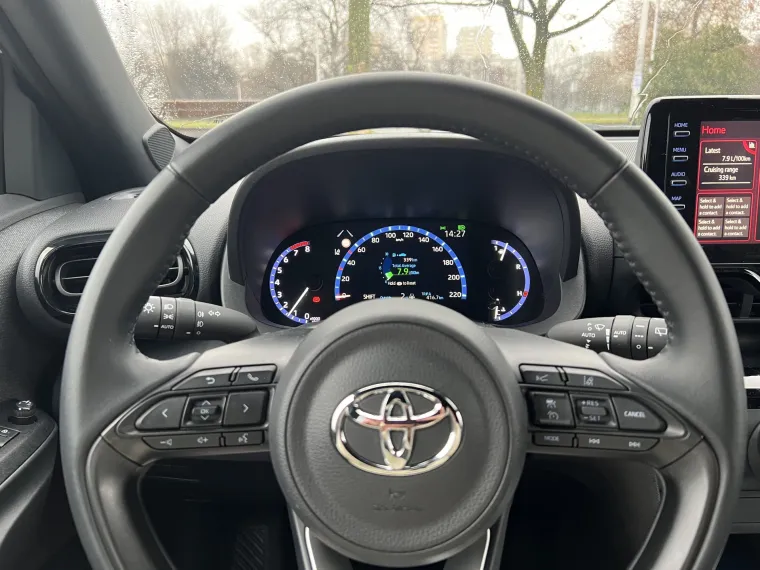 Vozačev displej je puno moderniji, a na njemu možete pratiti sve relevantne informacije koje jednom vozaču trebaju. Toyota je u slučaju Yarisa Crossa odmakla se od &quot;japanskog minimalnizma&quot;, barem po pitanju ovog dijela - tu se možda i najbolje vidi &quot;dodir Europe&quot;