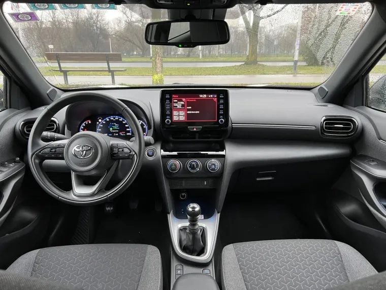 Središtem dominira glavni ekran dimenzija 8 inča, koji je osjetljiv na dodir, no ima izvučene tipke sa strane za lakše snalaženje i korištenje pojedinih funkcija koje se namještaju na njemu. Ispod glavnog ekrana smješteni su kotačići za upravljanje klimom. 