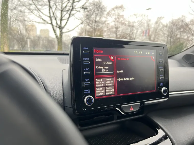 Tipke koje su izvučene sa strane olakšavaju snalaženje po glavnom ekranu, na kojem se nalaze sve važne stvari