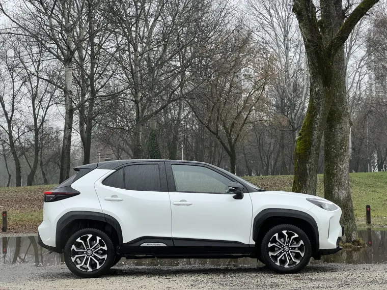 Yaris Cross je jedan od najsigurnijih automobila na trži&scaron;tu zahvaljujući najnovijoj generaciji sustava aktivne sigurnosti i pomoći vozaču Toyota Safety Sense ugrađuje se kao dio standardne opreme.