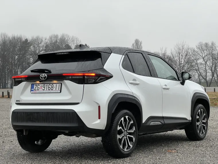 Dodatne funkcije uključuju sredi&scaron;nji zračni jastuk, nadzor mrtvog kuta i upozorenje za dolazak vozila s boka u vožnji unatrag s automatskim kočenjem.