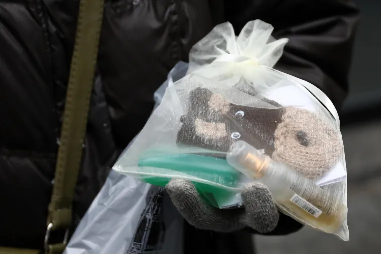 “Poklon će zasigurno obradovati gospodina Milanovića. Radi se o simboličnom poklonu. Tu je jedan miris, jedan sapunčić i jedan ‘nakurnjak’, ako bude dolazio u Sarajevo da se ne prehladi. Pošto smo mi pažljivi i miroljubljivi, mislim da će to gospodinu prijati”, rekla je jedna od prosvjednica za N1.