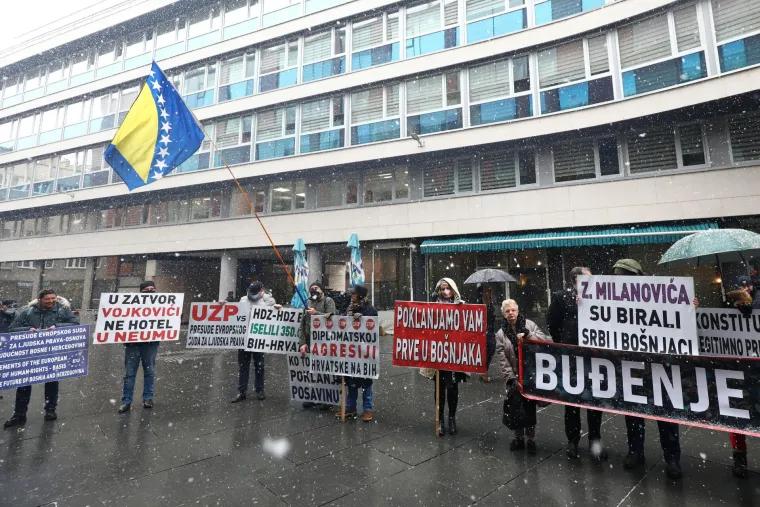 Parfem i sapun su aluzija na Milanovićevu izjavu iz prosinca 2020. kada je rekao da je rekao &quot;građanska država je daleki, daleki san, i to je lijepa stvar, ali prvo sapun, onda parfem&quot;, misleći na problem rješavanja pitanja Hrvata u BiH. 