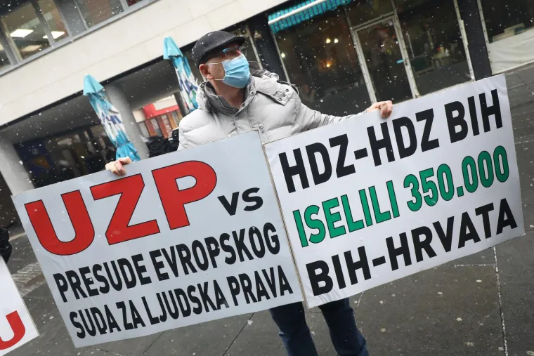 Prosvjed je s razlogom održan ispred hrvatskog veleposlanstva. Organizator, Suad Đozić tvrdi da se Hrvatska intenzivno miješa u poslove Bosne i Hercegovine.