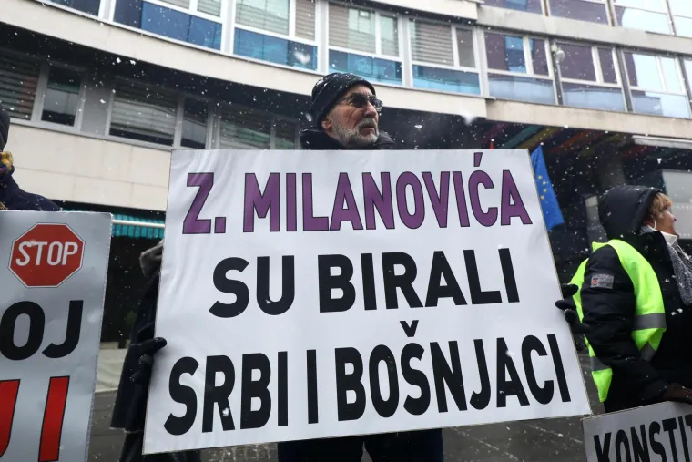 “Sve što se događa u BiH, a povodom ovoga što HDZ radi je po instrukcijama Hrvatske. Ako se već pregovara o izmjenama Izbornog zakona BiH, tražimo da puste unutrašnje faktore da se dogovore”, rekao je Đozić.