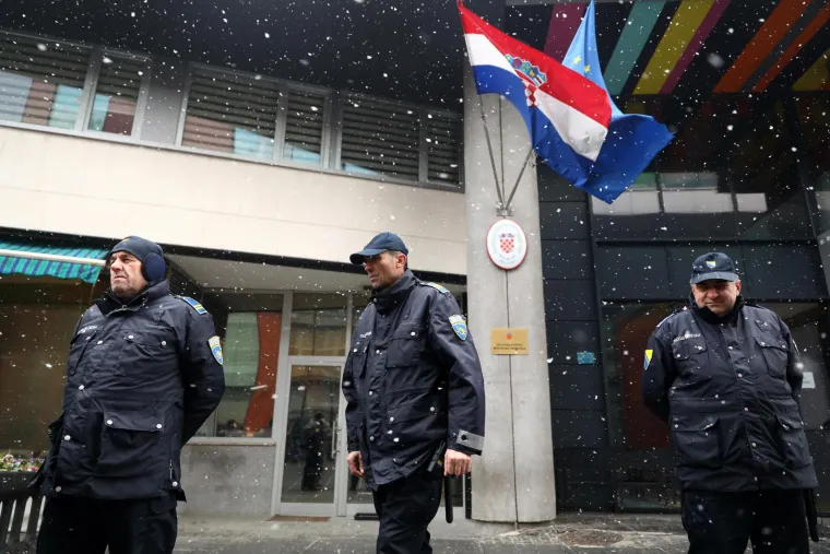 Građani prosvjedovali ispred veleposlanstva RH u Sarajevu: Spremili su i poklone za Zorana Milanovića