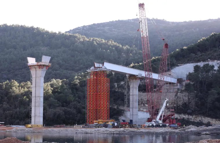 FOTO Skoro 100 metara odjednom! Nakon Pelje&scaron;kog, montirali i najdulji dio Mosta Ston. Prizor je spektakularan