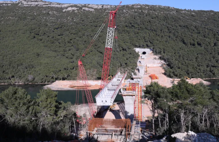 FOTO Skoro 100 metara odjednom! Nakon Pelje&scaron;kog, montirali i najdulji dio Mosta Ston. Prizor je spektakularan