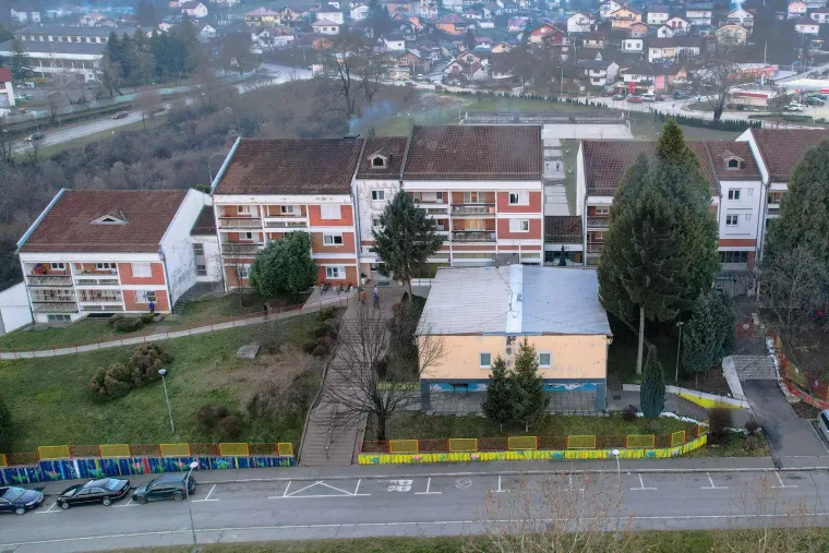 Nezavisne novine pišu da djevojčica u Domu završila nakon što je njezina baka osuđena na sedam godina zatvora, a djevojčicu je podvodila još dok je imala 11 godina. Tada je na 12 godina, zajedno s njezinom bakom, osuđen i 54-godišnji muškarac