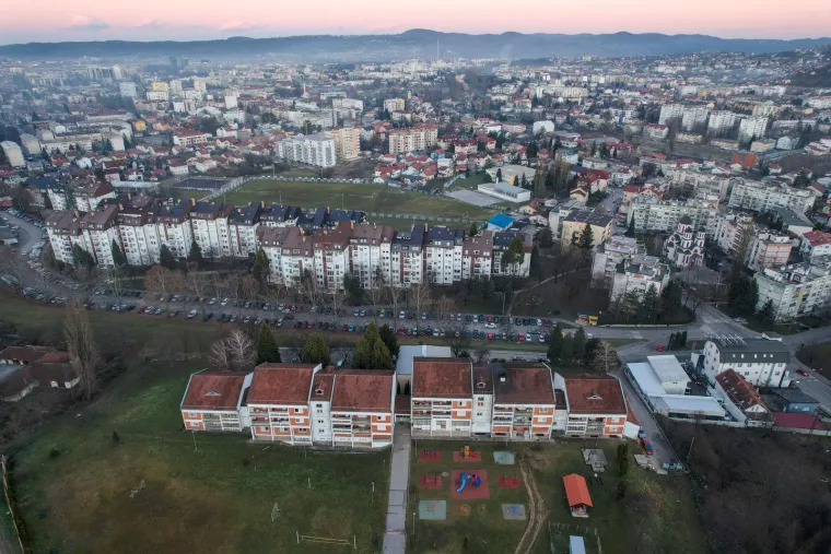 Majka je djevojčicu povremeno vodila kući, ali je ona u jednom trenutku odbila posjet te se povjerila radnicima Doma da ju je pijani očuh silovao