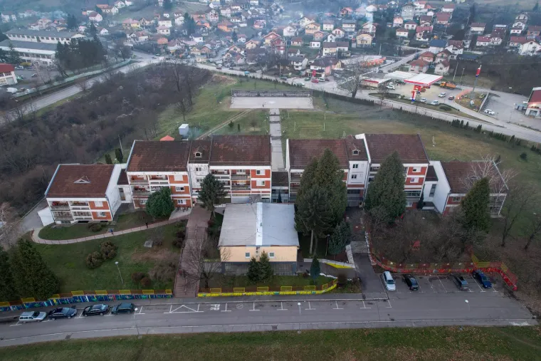 Zlostavljanje djevojčice od zaposlenika u prosincu je prijavio učitelj, nakon čega su iz Doma pozvali policiju koja je 27. siječnja zbog seksualnog zlostavljanja djevojčice uhitila A.K. i H.E. iz Modriče