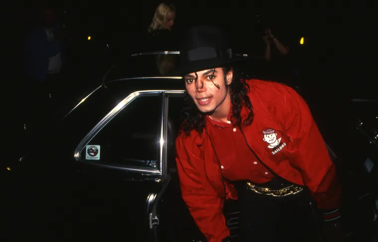 Godine 1993. Los Angeles Times je izvijestio da je Michael bio pod istragom zbog navodnog zlostavljanja četvorice dječaka, što je on tada negirao. Međutim, bez obzira na to, obitelj 13-godišnjeg dječaka koji je Michaela optužio za seksualno zlostavljanje podnijela je tužbu protiv pjevača, s kojom se on kasnije nagodio. &quot;U sklopu nagodbe, pjevač je negirao bilo kakve protivne radnje&quot;, stajalo je u izvješću. Slavni pjevač je umro 2009.