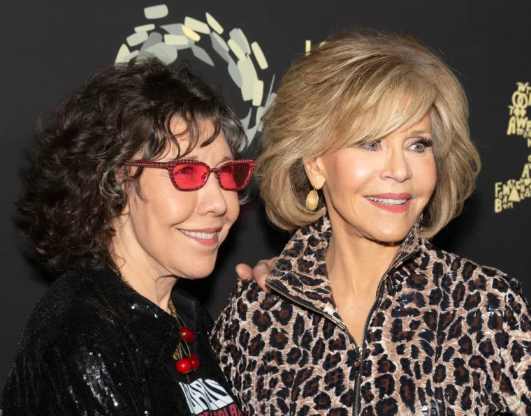Jane Fonda i Lily Tomlin glumile su zajedno u komediji, &quot;9 do 5&quot; osamdesetih godina prošlog stoljeća, onda su se ponovno okupile za Netflixovu seriju, &quot;Grace i Frankie&quot;. Njihova je kemija toliko dobra da je ta serija postala najdugovječnija na platformi, budući da se obnavlja već 7 sezona. 