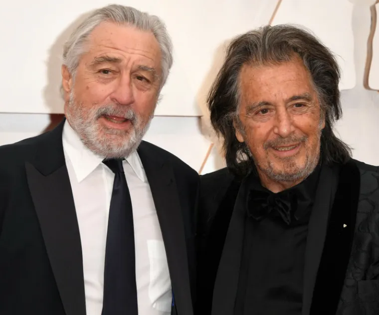 Robert De Niro i Al Pacino su zajedno glumila, kao glavni likovi, u hit-filmu, &quot;Kum&quot;, ali njihovi zajednički projekti nisu tu završili. Ovaj dvojac pojavio se i u filmovima: &quot;Vrućina&quot; (1995.), &quot;Pravedno ubojstvo&quot; (2008.) i &quot;The Irishman&quot; (2019.). 