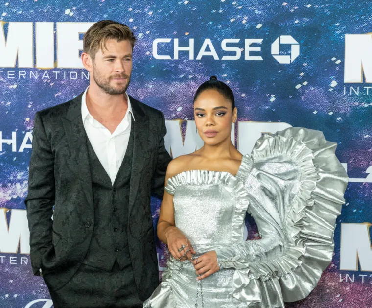 Chris Hemsworth i Tessa Thompson snimili su nekoliko zajedničkih filmova koji su dio Marvelovog kinematografskog svemira, uključujući filmove o &quot;Thoru&quot; i filmove o &quot;Osvetnicima&quot;. No, osim toga, dvojac je glumio i u filmu &quot;Ljudi u crnom: Globalna prijetnja&quot;, kritičare je navodno očarala njihova kemija na setu.