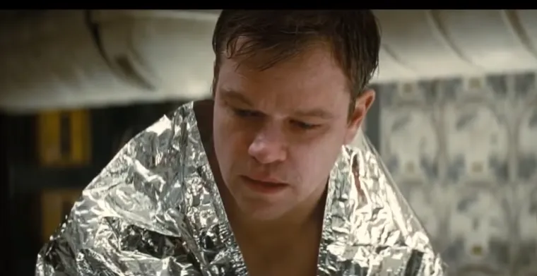 Publika je bila oduševljena kada se Matt Damon pojavio u &quot;Interstellaru&quot; Christophera Nolana. Damon u ovom filmu glumi dr. Manna, astronauta koji se toliko očajnički želi spasiti da je spreman sabotirati misiju filmskog heroja, Coopera, kojeg je glumio Matthew McConaughey. U ovom filmu Damon nije bio kreditiran, nije bio prikazan u najavama i bio je odsutan s reklamne turneje. Namjera je bila obmanuti publiku. Damon obično glumi dobre muške likove, no u &quot;Interstellaru&quot;, njegov lik nije nužno zlonamjeran, ali je dovoljno uspaničen da čini sebične stvari. Nolan je znao da gledatelji to neće od njega očekivati, pa će to stvoriti dodatnu dramu.