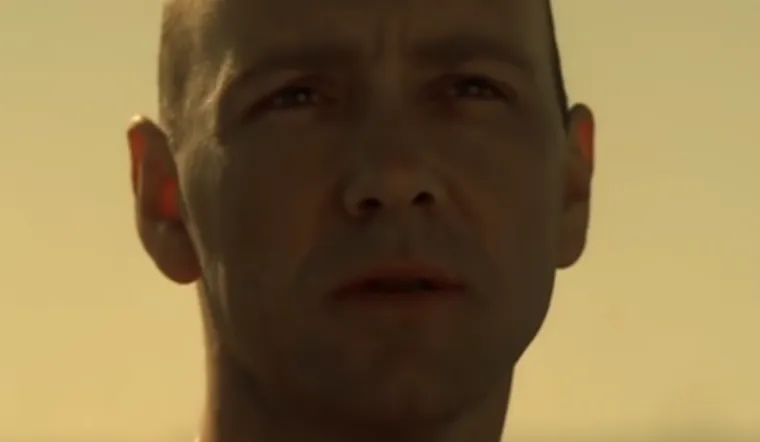 Film &quot;Sedam&quot;, Davida Finchera prati dvojicu detektiva - Somerseta i Millsa - dok progone serijskog ubojicu. Šok je i za njih i za publiku kada okrvavljeni Kevin Spacey uđe u policijsku postaju i proglasi se krivcem. Za razliku od mnogih filmova koji se bave psihopatima, &quot;Sedam&quot; nas ne upoznaje s negativcem unaprijed. Kao i Somerset i Mills, nemamo pojma koga točno traže. Kada bi se Spaceyjevo sudjelovanje otkrilo u uvodnoj špici filma, to bi pokvarilo cijeli film.