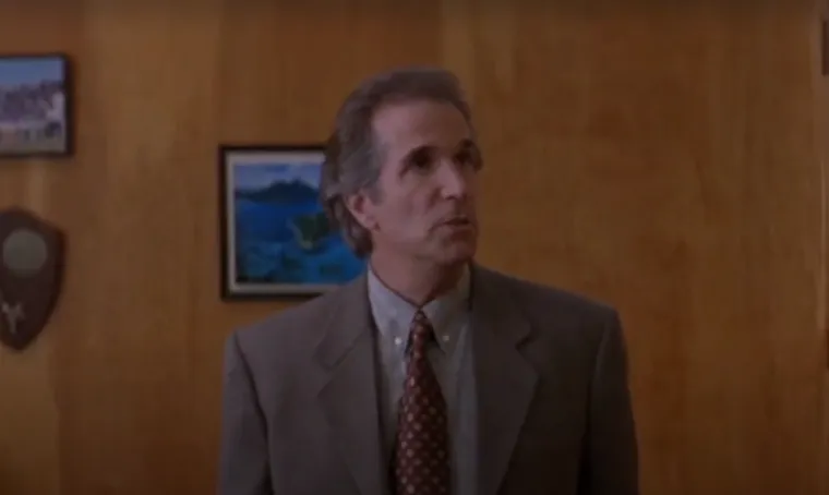 Iako je Henry Winkler prvenstveno poznat po televizijskom radu, okušao se i u filmu - i to u žanru u kojem ga nikada ne bismo očekivali - hororou. Winkler glumi ravnatelja Himbryja, kojeg maskirani ubojica poznat kao &quot;Ghostface&quot; razreže u njegovu uredu. Himbryjeva krvava smrt izaziva šok jer nitko pri zdravoj pameti ne očekuje da će vidjeti Henryja Winklera u toj ulozi. Uskoro je postao jedno od najpoznatijih &quot;ubojstava&quot; u cijeloj franšizi. Winkler je pristao odreći se zasluga na ekranu kada su se producenti umjesto njega htjeli usredotočiti na mlađe članove.