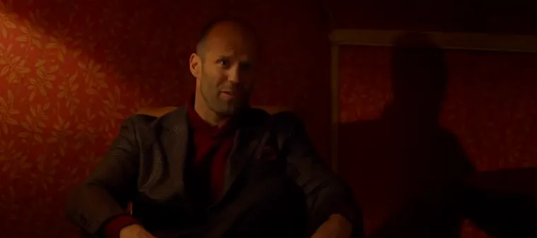 Nije bila tajna da Jason Statham glumi u &quot;Špijunu&quot;, ali njegova točna uloga u filmu bila je uglavnom skrivena od promidžbenih materijala. Odigrao je ovu ulogu jer ima smisao za humor koji rijetko tko može prikazati na ekranu, te tako &quot;čvrstom momku&quot; dati sarkastičan zaokret. Kritičari i publika jednako su oduševljeni njegovom pojavom u slavnom filmu.