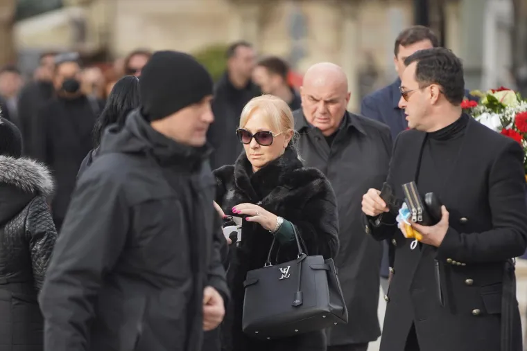 Estradna i politička krema na sprovodu Vučićeve biv&scaron;e supruge: Pojavili se Karleu&scaron;a, ali i Vojislav &Scaron;e&scaron;elj