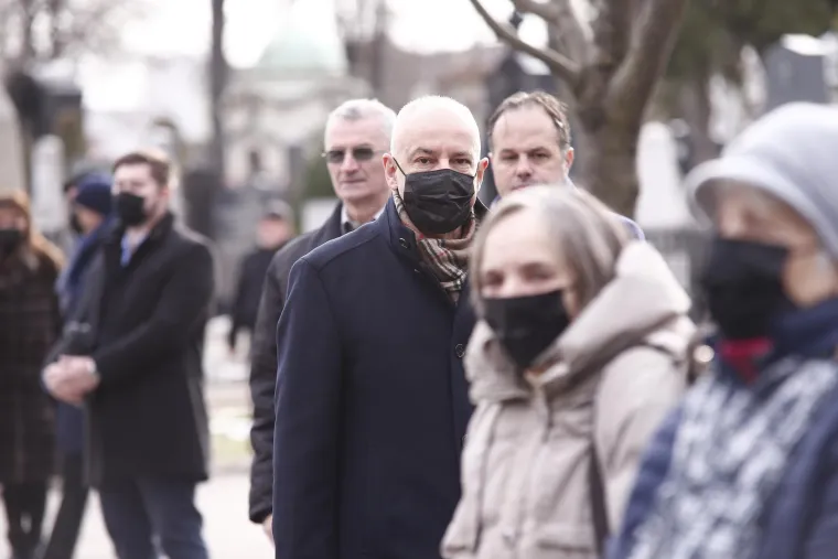 Estradna i politička krema na sprovodu Vučićeve biv&scaron;e supruge: Pojavili se Karleu&scaron;a, ali i Vojislav &Scaron;e&scaron;elj