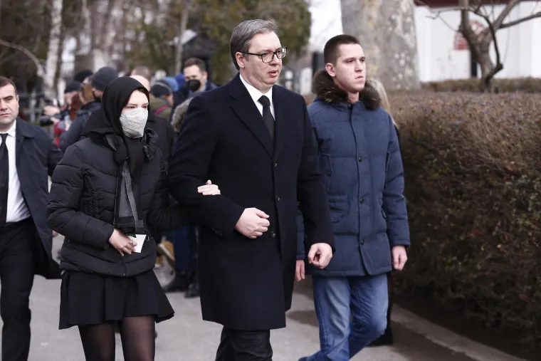 Estradna i politička krema na sprovodu Vučićeve biv&scaron;e supruge: Pojavili se Karleu&scaron;a, ali i Vojislav &Scaron;e&scaron;elj