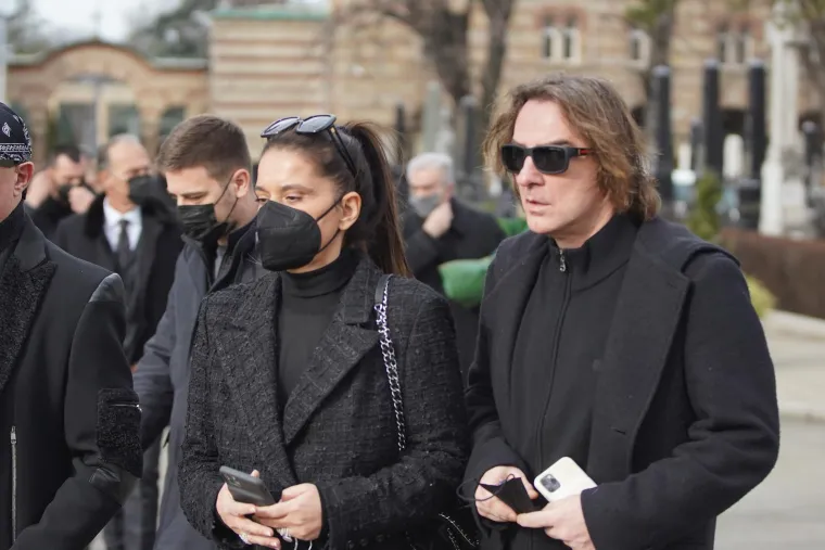 Estradna i politička krema na sprovodu Vučićeve biv&scaron;e supruge: Pojavili se Karleu&scaron;a, ali i Vojislav &Scaron;e&scaron;elj