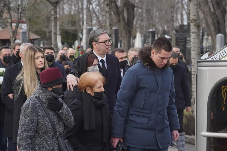 Estradna i politička krema na sprovodu Vučićeve biv&scaron;e supruge: Pojavili se Karleu&scaron;a, ali i Vojislav &Scaron;e&scaron;elj