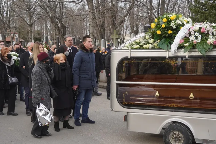 Estradna i politička krema na sprovodu Vučićeve biv&scaron;e supruge: Pojavili se Karleu&scaron;a, ali i Vojislav &Scaron;e&scaron;elj