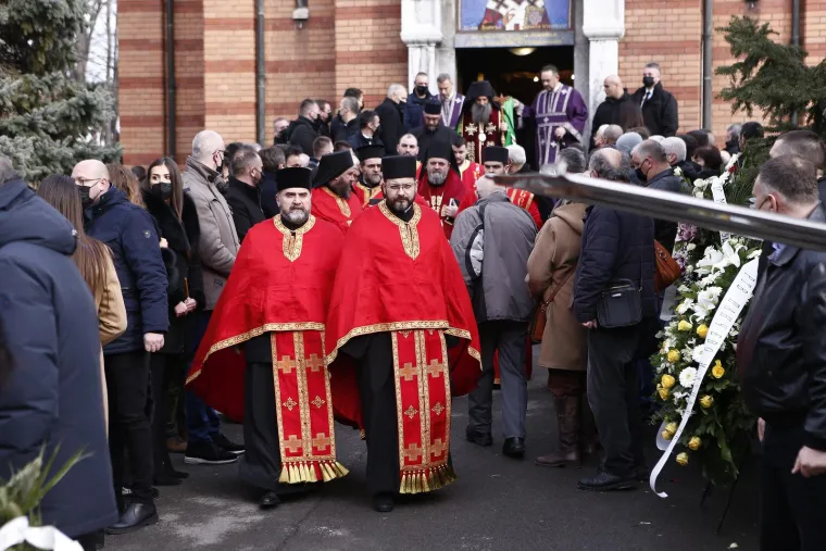 Estradna i politička krema na sprovodu Vučićeve biv&scaron;e supruge: Pojavili se Karleu&scaron;a, ali i Vojislav &Scaron;e&scaron;elj