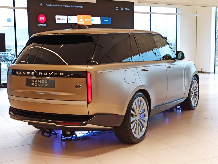 Plug-in hibridna verzija nudi domet od 113 km potpuno električne vožnje, što je tipičnim kupcima Range Rovera dovoljno za prelazak do 75 posto putovanja samo uz upotrebu električne energije