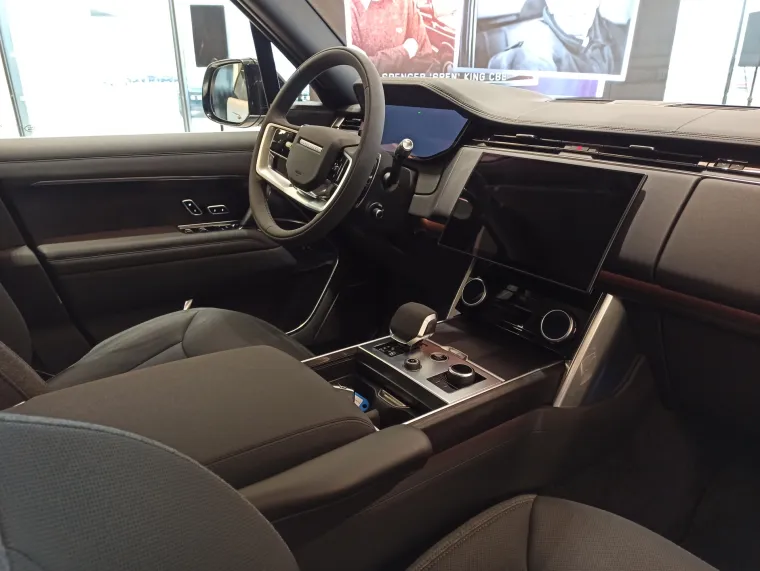 Luksuzna unutrašnjost naglašena je suvremenim, intuitivnim i relevantnim tehnologijama, osmišljenima za skladno stapanje s najprofinjenijim materijalima i inovacijama za blagostanje da bi se stvorilo mirno utočište za sve putnike